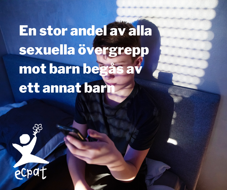 Pojke tittar på mobil